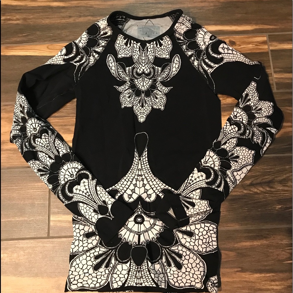 Athleta black and white compression shirt